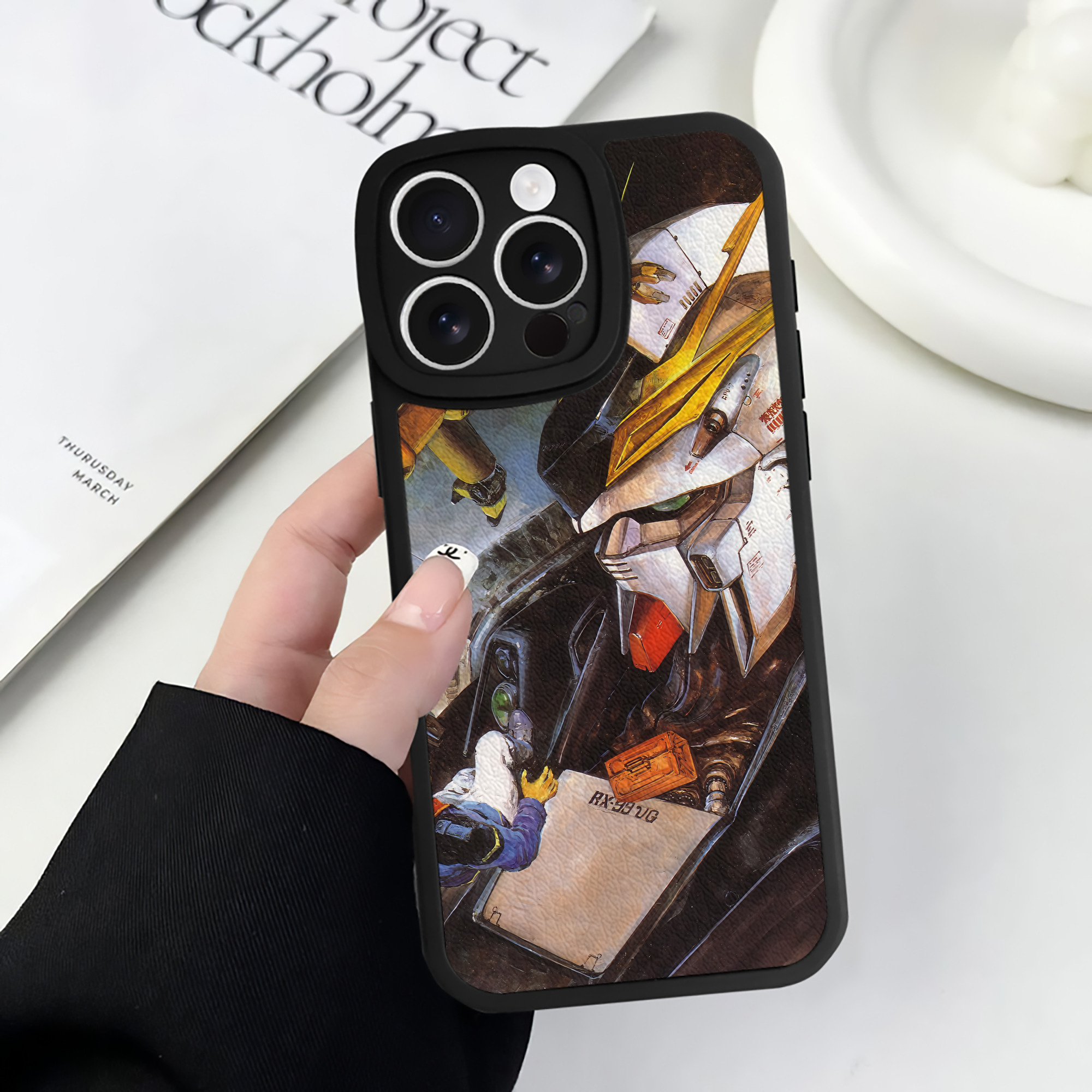 （画像用） 機動戦士ガンダム Mobile Suit Gundam 【iPhone 16シリーズ対応】シリコンスマホケース（レザー調） 材質：シリコン